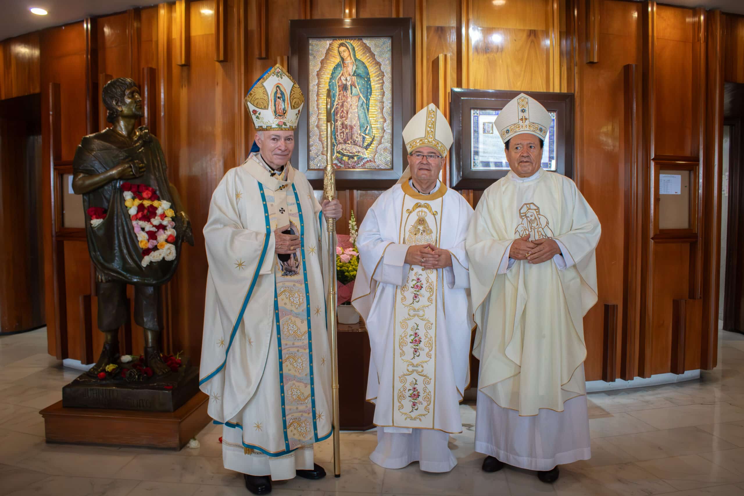 El Cardenal Carlos Aguiar con Monseñor Cerro Chávez y el Arzobispo Emérito Cardenal Norverto Rivera. Foto: INBG.