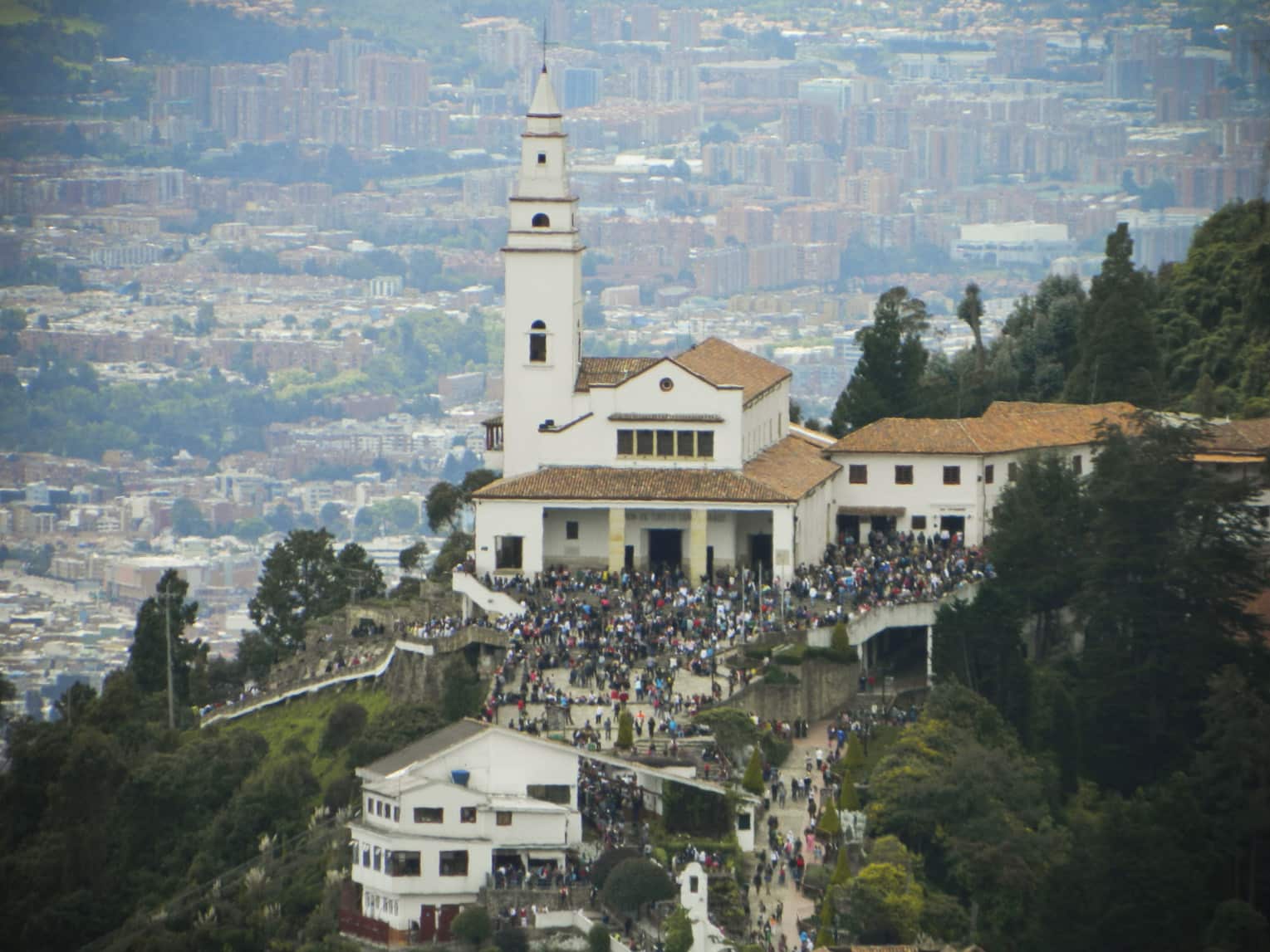 El Santuario de Monserrate es visitado a diario por turistas de todo el planeta que se dejan cautivar por el encanto de la zona y la espectacularidad del lugar al que se puede ascender caminando, en funicular o incluso en teleférico.