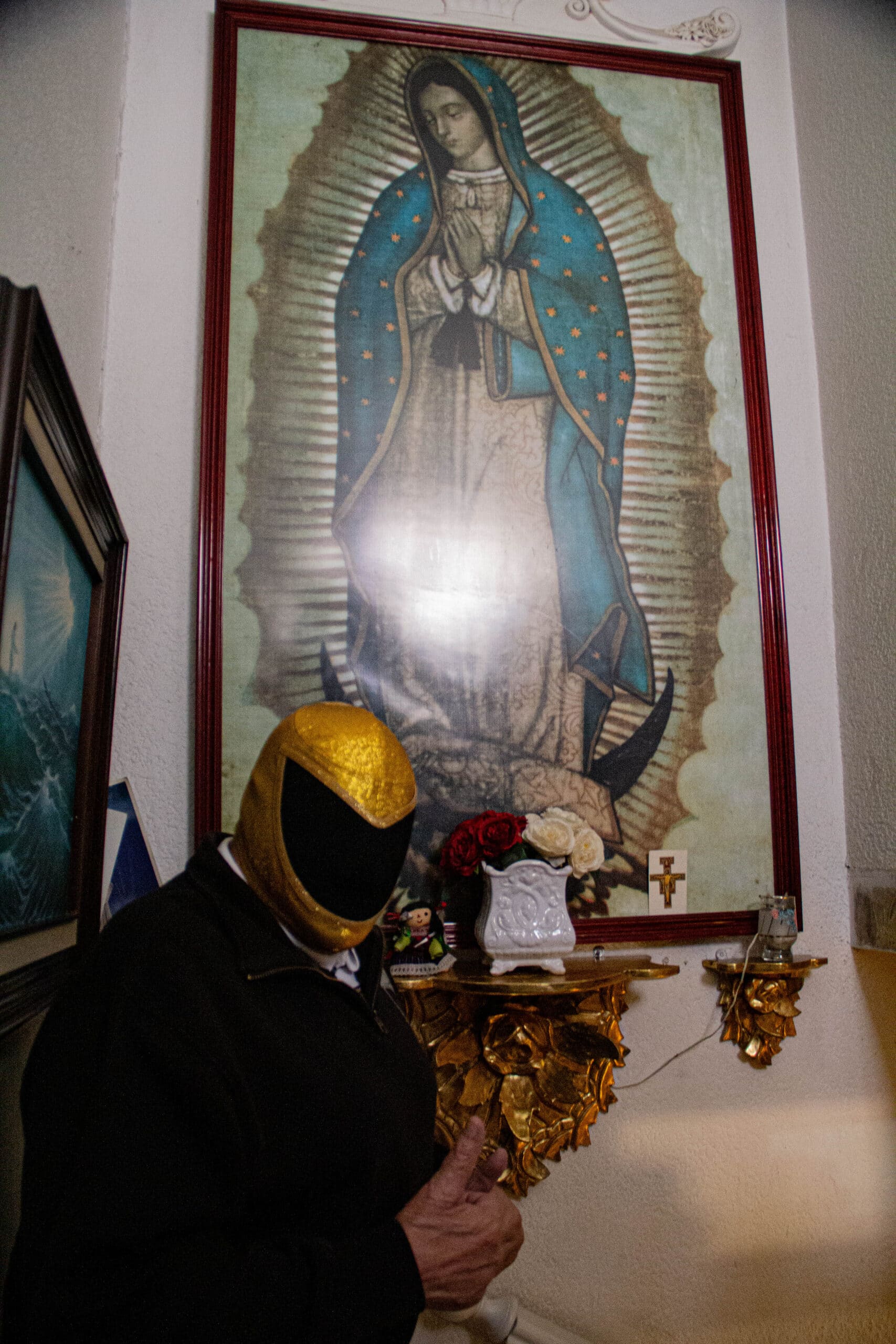 Tinieblas y un cuadro de la Virgen de Guadalupe que tiene en su casa.