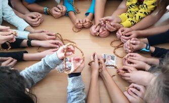 El mundo cambiará cuando un millón de niños recen el rosario. ¡Este 2023 se puede lograr!