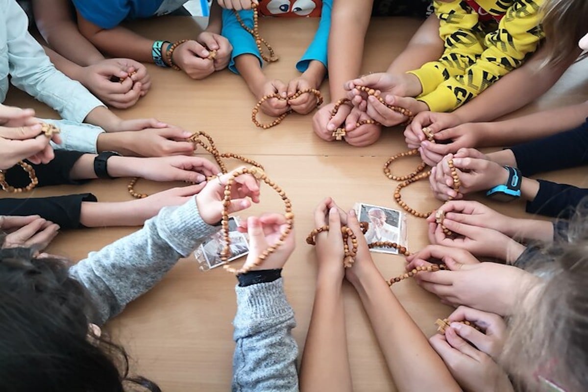 El mundo cambiará cuando un millón de niños recen el rosario. ¡Hoy se puede lograr!