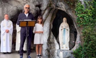 Captan a Andrea Bocelli rezando el Rosario en el Santuario de Lourdes