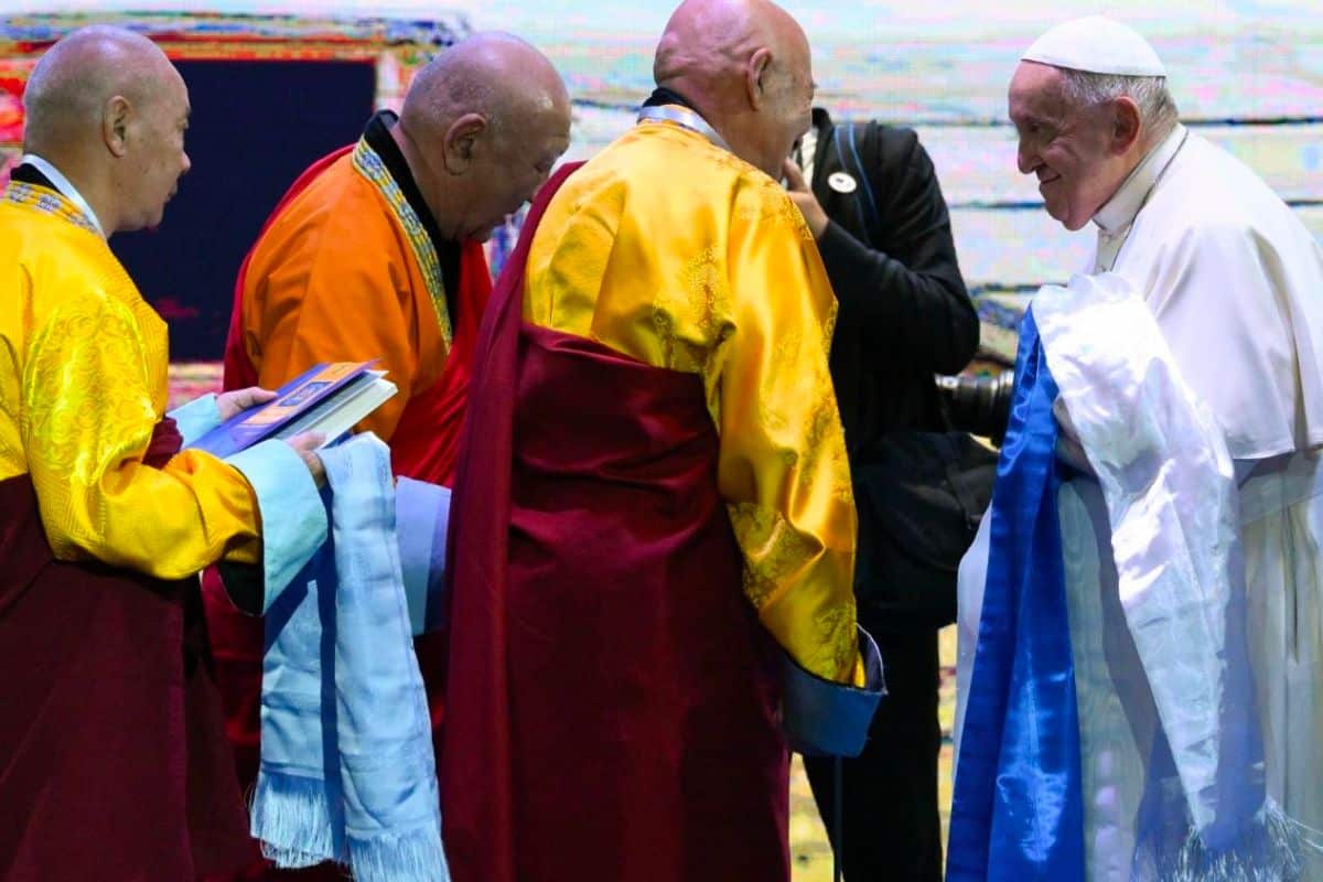 El Papa Francisco con líderes religiosos en Mongolia. Foto: Vatican Media.