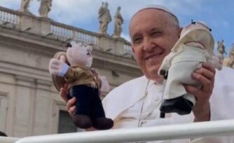 El Dr. Simi se toma la foto con el Papa Francisco