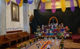 Pon la foto de tu ser querido en la ofrenda de Día  de muertos de la Catedral de México. ¡Participa!