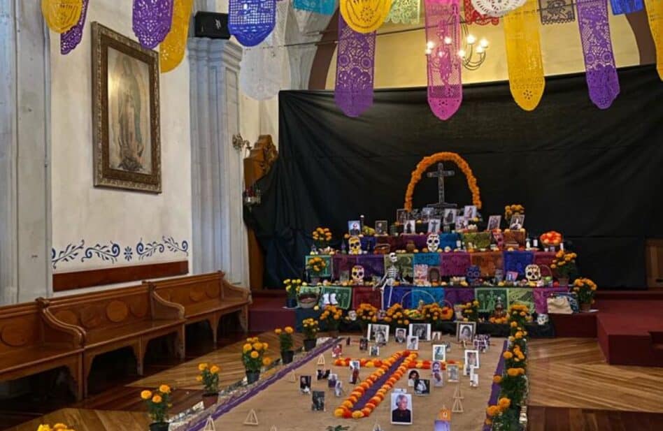 Pon la foto de tu ser querido en la ofrenda de Día  de muertos de la Catedral de México. ¡Participa!