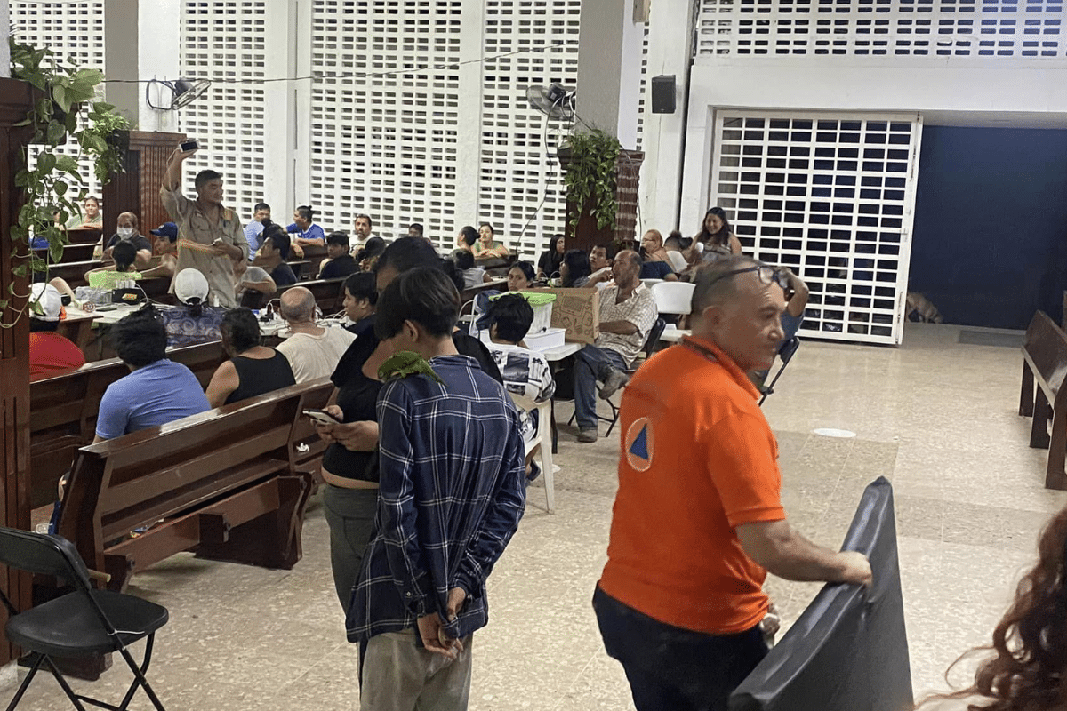 Sacerdote de Acapulco ofrece agua, comida, luz y techo a quienes perdieron todo por huracán Otis