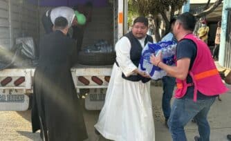 Este sacerdote estuvo a punto de ser asesinado; hoy es pieza clave de la ayuda en Acapulco