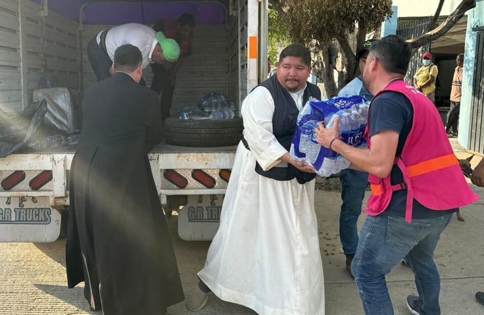 Este sacerdote estuvo a punto de ser asesinado; hoy es pieza clave de la ayuda en Acapulco