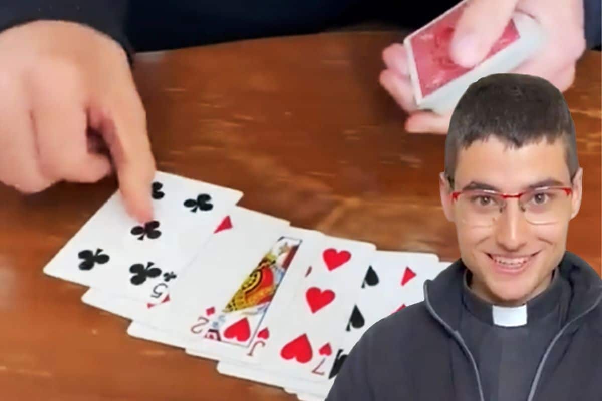 Sacerdote ilusionista explica la vida de Jesús con un juego de cartas