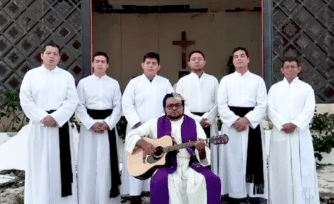 Seminaristas de Acapulco le cantan a Jesús Eucaristía en medio del caos por el huracán Otis