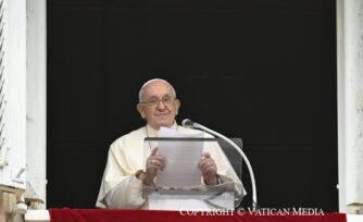 ¿Por qué pedirle ayuda a los santos? El Papa Francisco lo explica