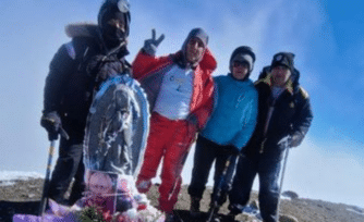 Alpinistas escalan más de 5 mil metros para celebrar a la Virgen de Guadalupe