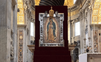 Coronan a la Virgen de Guadalupe del Vaticano