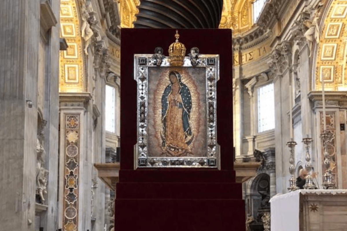 Coronan a la Virgen de Guadalupe del Vaticano