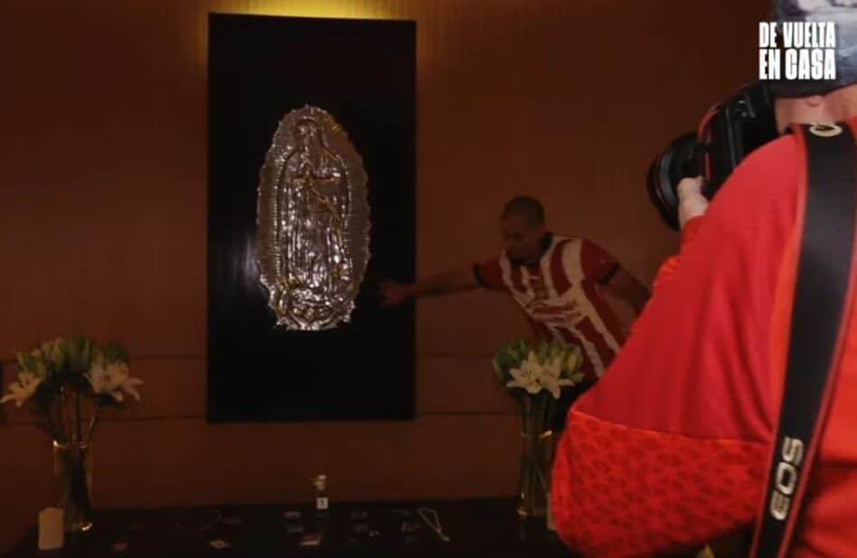 El 'Chicharito' Hernández se encomienda a la Virgen de Guadalupe en su regreso al fútbol mexicano