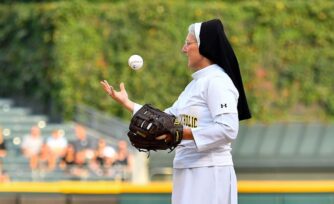 La ‘monja beisbolista’ que hizo un pitcheo perfecto en un juego de los White Sox