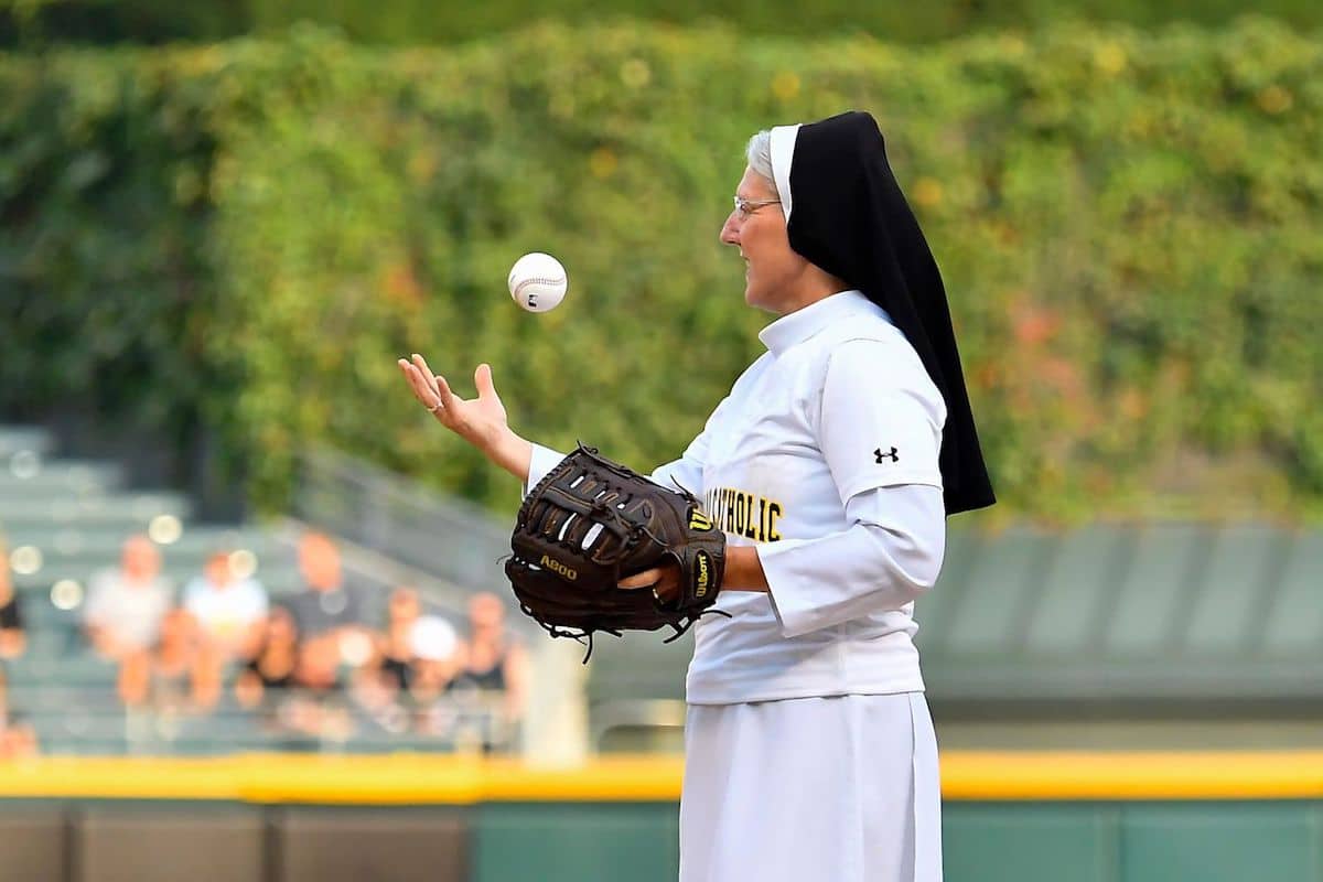La ‘monja beisbolista’ que hizo un pitcheo perfecto en un juego de los White Sox