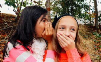 5 consejos para que tus hijos adolescentes eviten las amistades tóxicas