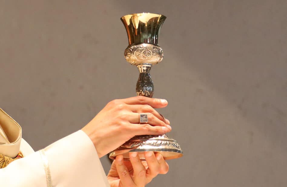 Criminales intentan envenenar a sacerdote poniendo lejía en el vino de consagrar