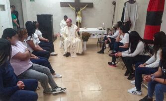 Obispo de México lava los pies a 12 mujeres presas; "Jesús no elimina ni descarta”