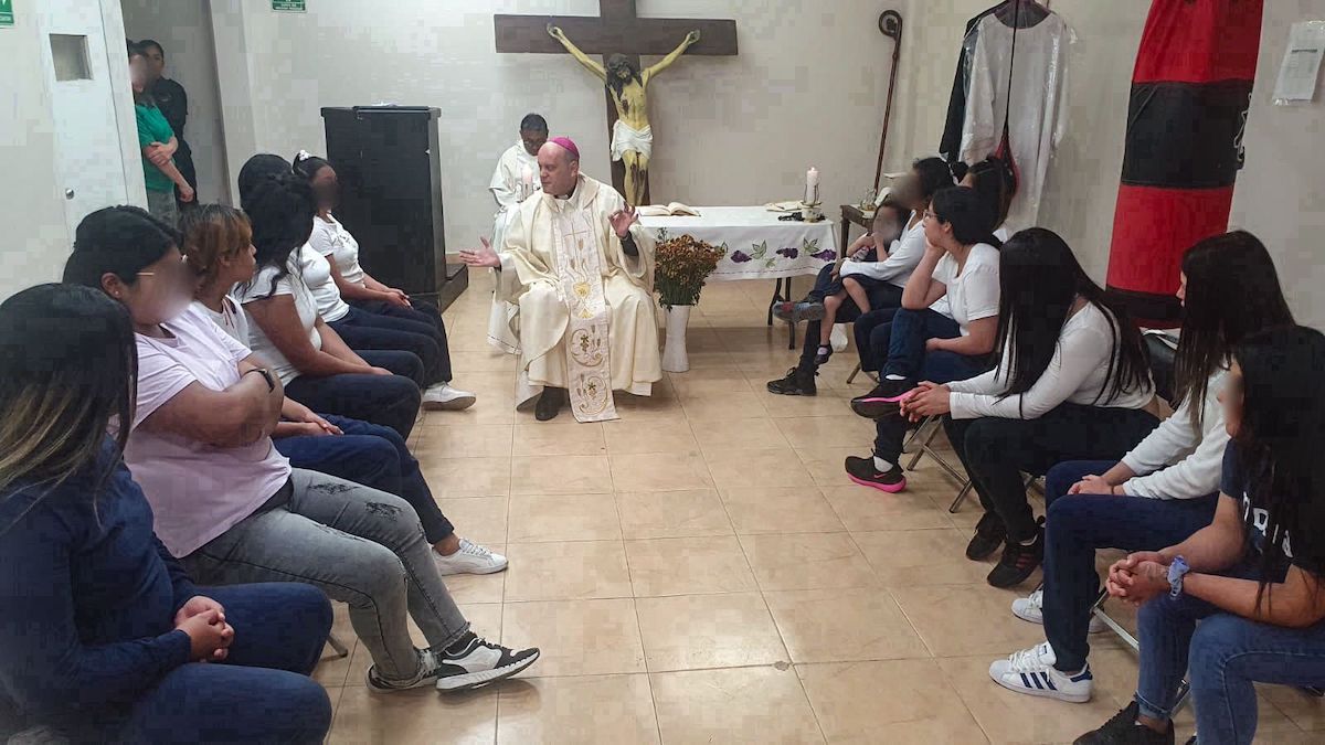 Obispo de México lava los pies a 12 mujeres presas; “Jesús no elimina ni descarta”