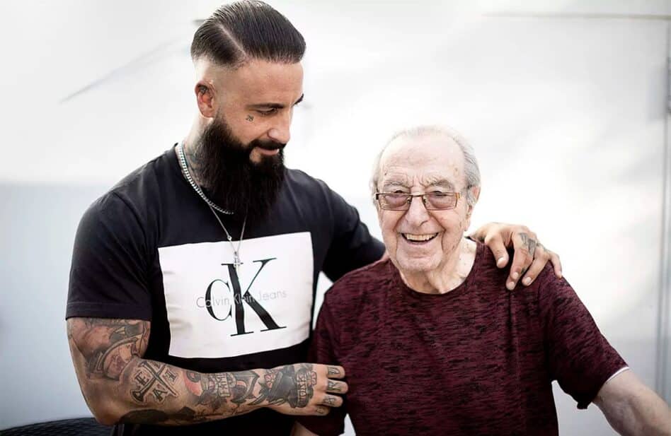Joven muestra las tiernas conversaciones que sostiene con su abuelo con Alzheimer