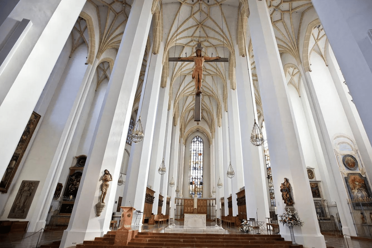 Desde la entrada es imposible observar las ventanas de la Catedral de Múnich / Foto: Especial