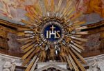 Monograma de Jesús sobre el altar mayor de la Iglesia de Gesù.
