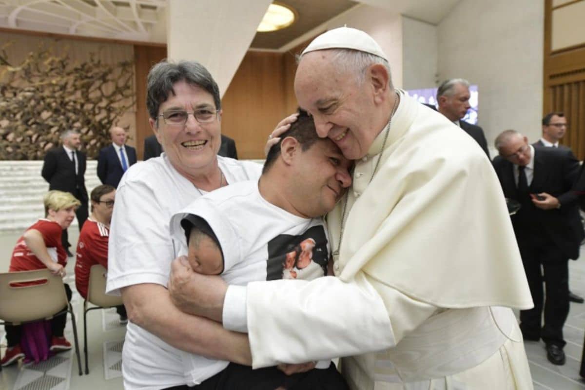 Los 3 tipos de abrazos, explicados por el Papa Francisco