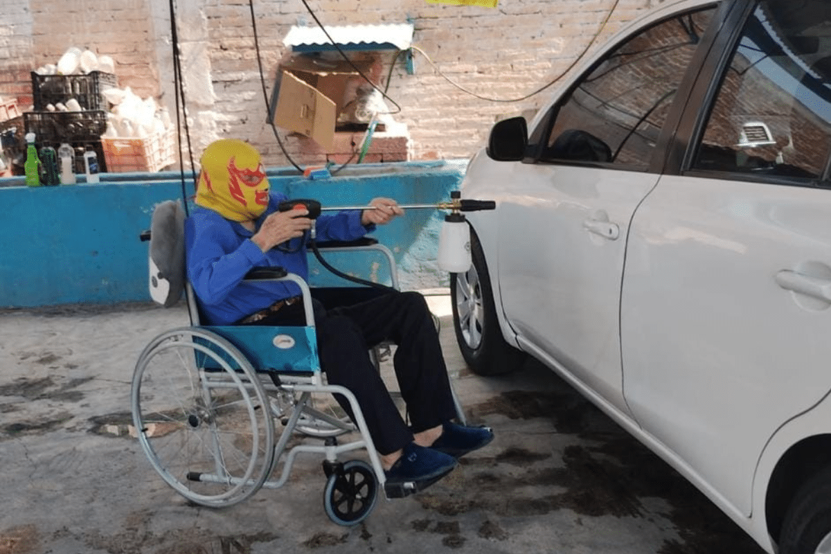 Fray Tormenta no se rinde: ahora lava carros para tratar su dolorosa enfermedad