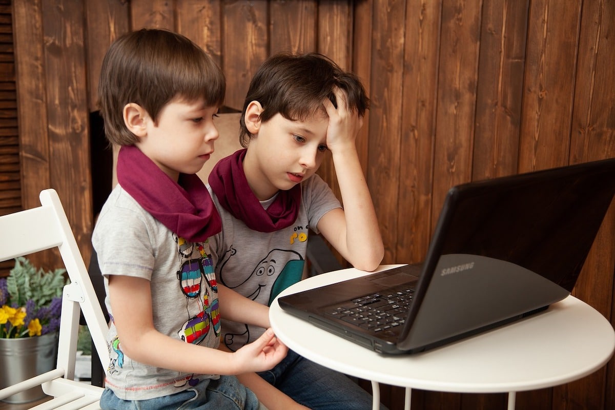 “Por favor, pregúnteles ya mismo a sus hijos cómo les fue hoy en Internet”