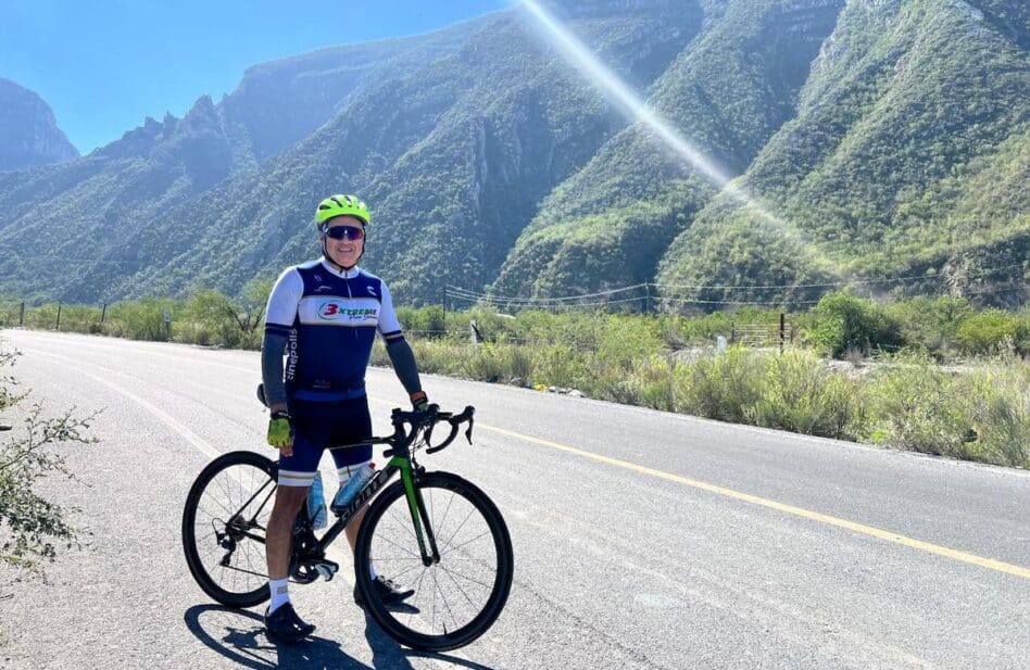 Sacerdote hará 2km de natación + 90km de bici + 21km de correr. ¡Por su comunidad!