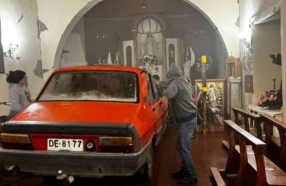 ¿Rápido y religioso? Hombre estrelló su auto contra altar de una iglesia tras sufrir “delirios místicos”