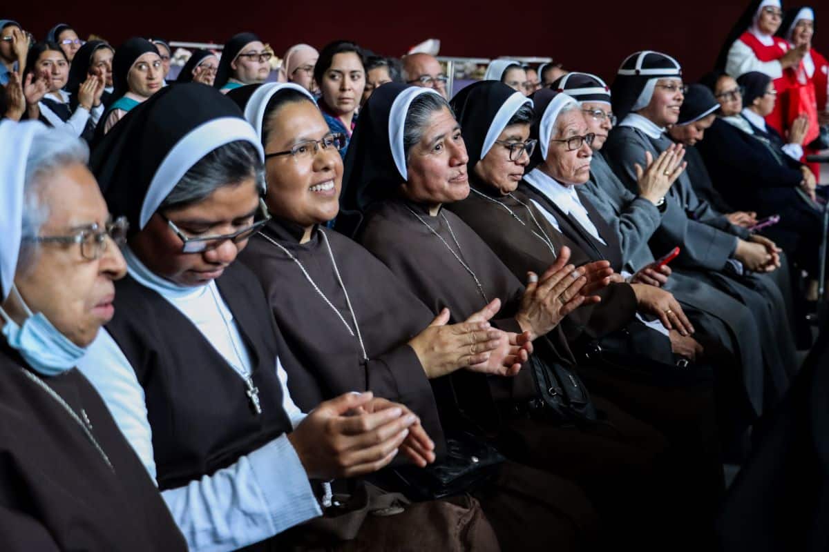 Diferencias entre la Vida Activa y la Vida Contemplativa: 2 de las vocaciones de las monjas para cumplir la misión de la Iglesia