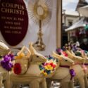 ¿Por qué se regalan mulas en Corpus Christi?