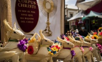 ¿Por qué se regalan mulas en Corpus Christi?