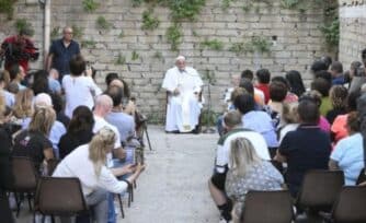 El Papa Francisco sorprende a vecinos de un barrio y catequiza en un garaje de Roma