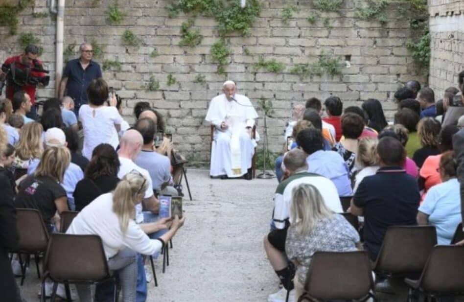 El Papa Francisco sorprende a vecinos de un barrio y catequiza en un garaje de Roma