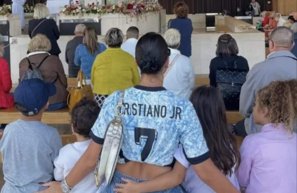 Captan a la familia de Cristiano Ronaldo visitando a la Virgen de Fátima: la devoción que conmueve las redes