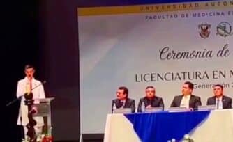 Joven se gradúa y conmueve con discurso: "Soy el hijo del panadero y ustedes son los padres del doctor"