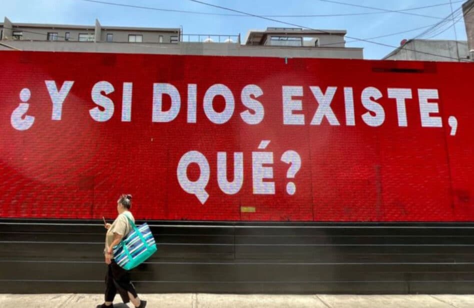 "¿Y si Dios existe, qué?" El mensaje oculto detrás de los letreros distribuidos por toda la CDMX