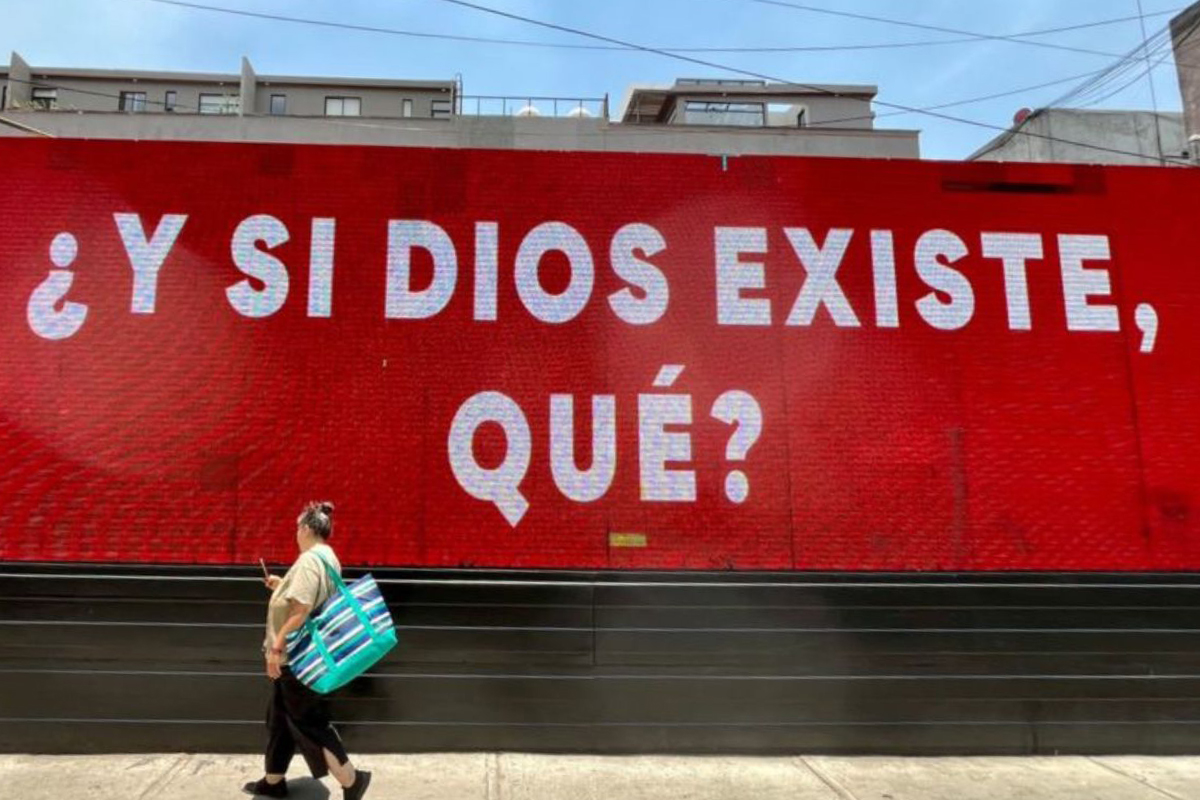 “¿Y si Dios existe, qué?” El mensaje oculto detrás de los letreros distribuidos por toda la CDMX