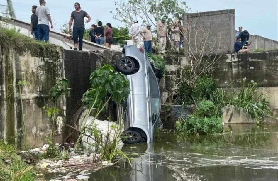 Sacerdote muere en inundación en Veracruz: se ahogó dentro de su auto tras caer en un canal