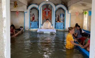 VIDEO: sacerdote celebra Misa en medio de una inundación, ¿fue correcto?