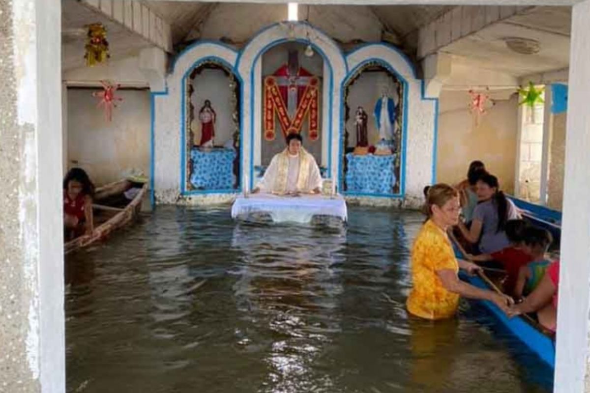 VIDEO: sacerdote celebra Misa en medio de una inundación, ¿fue correcto?