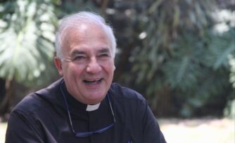 Humor y fe: las herramientas del padre Espinosa de los Monteros para evangelizar con éxito