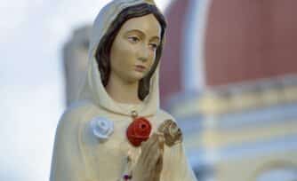 Virgen María Rosa Mística: ¿dónde se apareció, cuál es su historia y qué significan las 3 rosas?