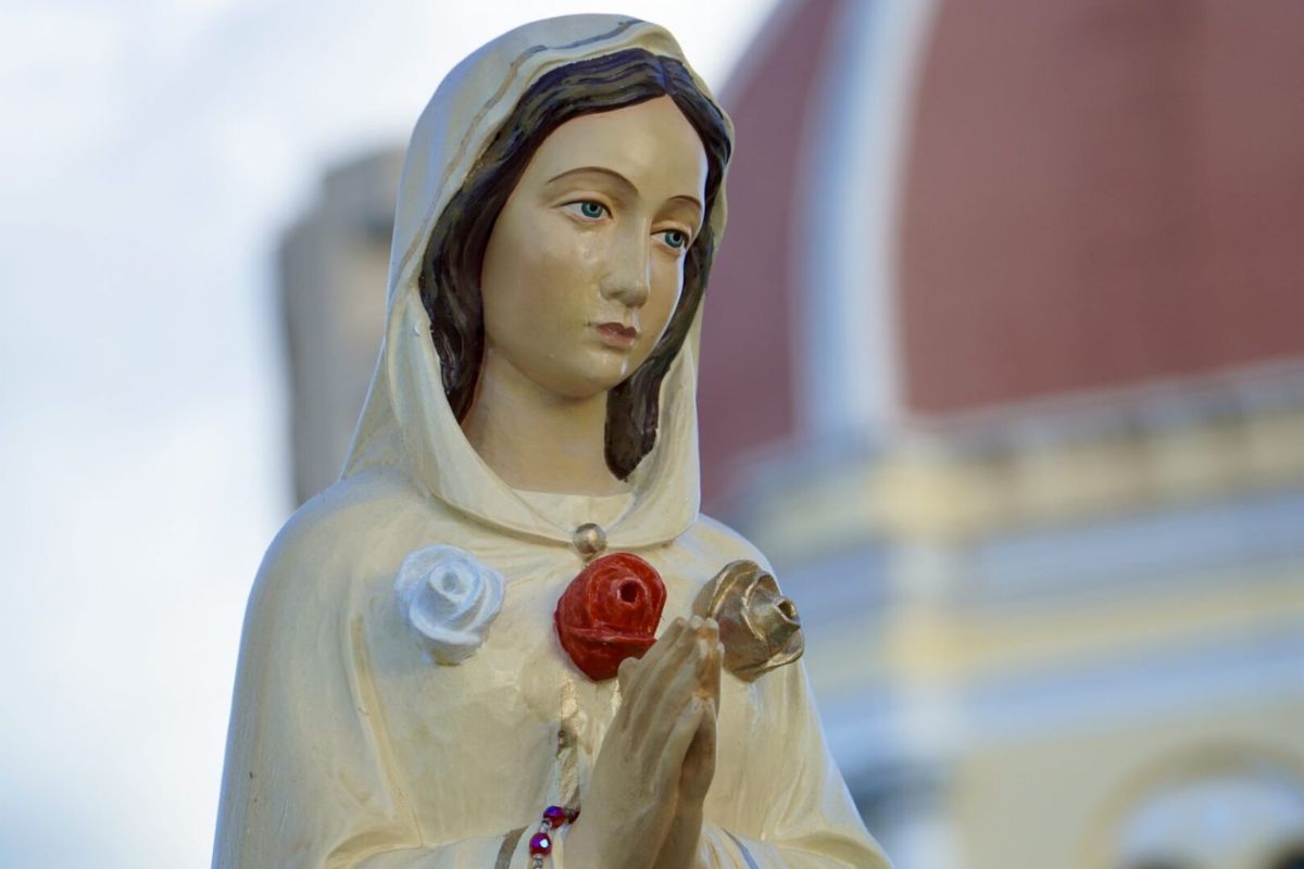Virgen María Rosa Mística: ¿dónde se apareció, cuál es su historia y qué significan las 3 rosas?