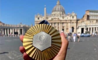 Presentan al Papa la primera medalla de oro en la historia de Guatemala: Adriana Ruano la lleva al Vaticano para su bendición